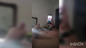 Provoquei com vídeo quente meu meio irmao e vi ele tocando uma punheta pra mim sou muito safada ainda vou dar pra ele