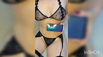 Provoquei com vídeo quente meu meio irmao e vi ele tocando uma punheta pra mim sou muito safada ainda vou dar pra ele