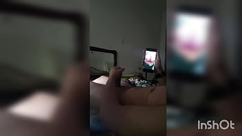 Provoquei com vídeo quente meu meio irmao e vi ele tocando uma punheta pra mim sou muito safada ainda vou dar pra ele
