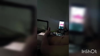 Provoquei com vídeo quente meu meio irmao e vi ele tocando uma punheta pra mim sou muito safada ainda vou dar pra ele