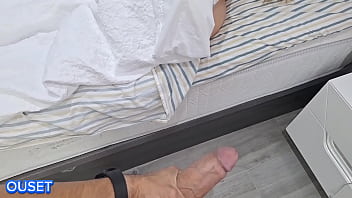 Chica con enorme culo se despierta con la enorme polla de su hermanastro