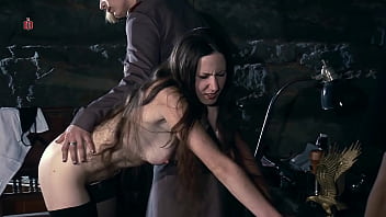 Clara die nachbarschaftschlampe bekommt ihren geilen arsch gestriemt trailer