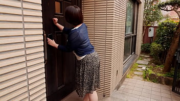 「隣の赤井ですけど…しばらく泊めてもらえませんか?」それは突然のことだった。いつも明るい笑顔で挨拶してくれる隣の素敵な奥さんが、今なぜか淫らな姿で目の前にいる―。根っから男好きの癖が治らずついに浮気がバレてしまい家を追い出されてしまった美希。着の身着のまま家を飛び出したはいいものの行くあてもなくとりあえず隣人の家の扉を叩く。 thumbnail