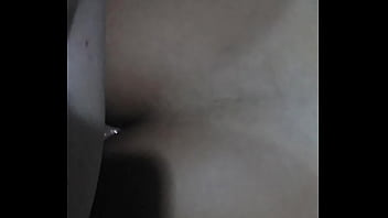 Gemendo com pau no cu