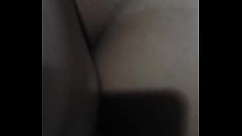 Gemendo com pau no cu