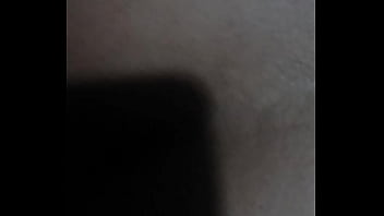 Gemendo com pau no cu