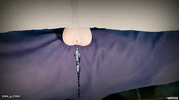 Vous prenez cette bite pendant qu'il éclate de sperme en gémissant fort dans votre chatte