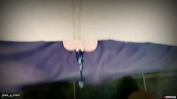 Vous prenez cette bite pendant qu'il éclate de sperme en gémissant fort dans votre chatte