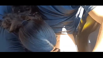 Puta colegiada meda una super mamada de guebo mientras voy al a trabajo