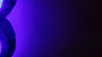 Estava com tanto tesão que fodi no gloryhole com um desconhecido e acabei ficando cheia de porra na buceta