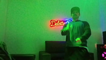 Estava com tanto tesão que fodi no gloryhole com um desconhecido e acabei ficando cheia de porra na buceta