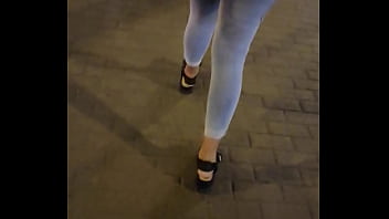 Venezolana culona caminando