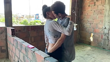 Mi vecino me ordeña las tetas cuando pido un favor Mi vecino me ordeña las tetas cuando pido un favor