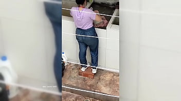 La novia de mi vecino estaba lavando y todo termino asi porque que es una zorra