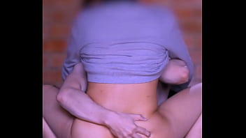 La estudiante decidió sorprender a su novio con un encuentro apasionado en su acogedor apartamento lleno de caricias y deseo