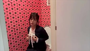 仕事終わりのスーツ姿でトイレしてたら、汗が混ざったパンストを脱いでオナニーしたら興奮しました