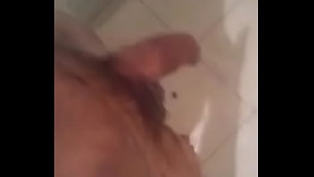 Rasurando al cornudo de mi esposo