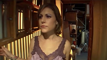 Semental negro domina la garganta de la perra blanca