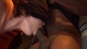 Semental negro domina la garganta de la perra blanca