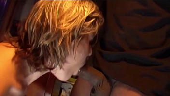 Semental negro domina la garganta de la perra blanca