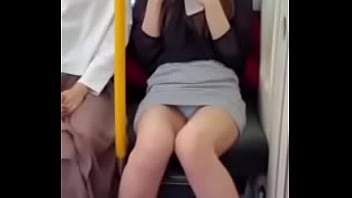 パンツが見える電車の中