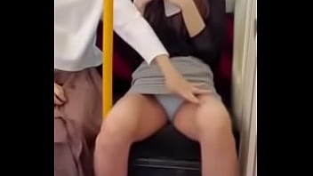 パンツが見える電車の中