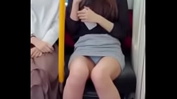 パンツが見える電車の中
