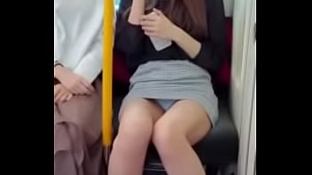 パンツが見える電車の中