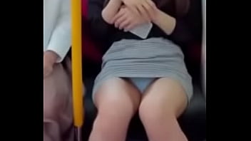 パンツが見える電車の中