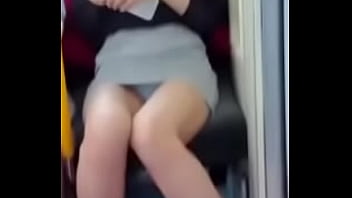 パンツが見える電車の中