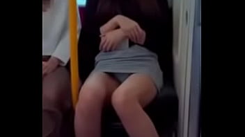 パンツが見える電車の中