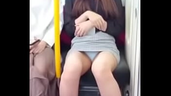 パンツが見える電車の中
