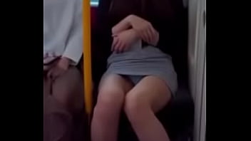 パンツが見える電車の中