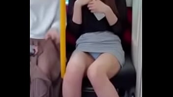 パンツが見える電車の中