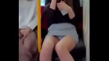 パンツが見える電車の中