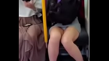 パンツが見える電車の中