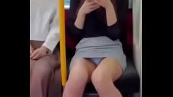 パンツが見える電車の中