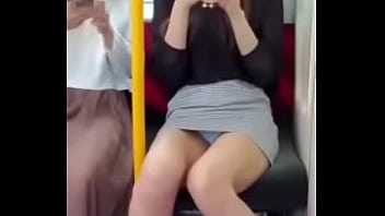 パンツが見える電車の中