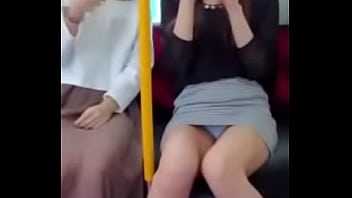 パンツが見える電車の中