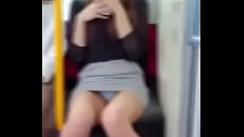 パンツが見える電車の中