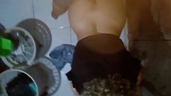 Vizinha tímida com seios grandes naturais me provocou com o decote e rebolou de 4 com os peitos quicando