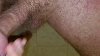 Arriva il figliastro col cazzo grosso trova le mutandine della matrigna e si sega nel suo salone rischiando di essere scoperto geme e gode con una sborrata da ingoio