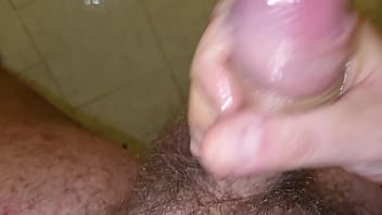 Arriva il figliastro col cazzo grosso trova le mutandine della matrigna e si sega nel suo salone rischiando di essere scoperto geme e gode con una sborrata da ingoio