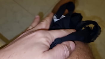 Arriva il figliastro col cazzo grosso trova le mutandine della matrigna e si sega nel suo salone rischiando di essere scoperto geme e gode con una sborrata da ingoio