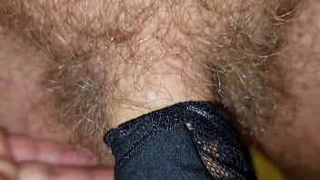 Arriva il figliastro col cazzo grosso trova le mutandine della matrigna e si sega nel suo salone rischiando di essere scoperto geme e gode con una sborrata da ingoio