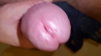 Arriva il figliastro col cazzo grosso trova le mutandine della matrigna e si sega nel suo salone rischiando di essere scoperto geme e gode con una sborrata da ingoio