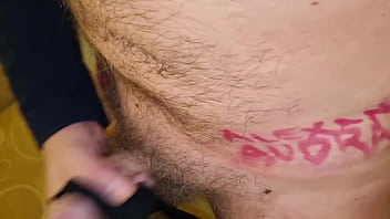 Arriva il figliastro col cazzo grosso trova le mutandine della matrigna e si sega nel suo salone rischiando di essere scoperto geme e gode con una sborrata da ingoio