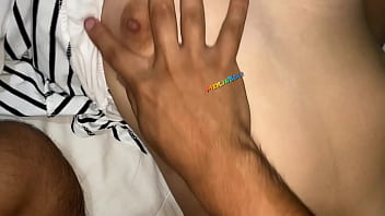 Encuentro a mi vecinita esperando a su marido la comienzo a tocar y se moja bien rico video completo en red