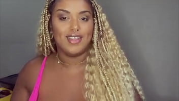 A camgirl folgosa fala um pouco sobre seus conteúdos amadores