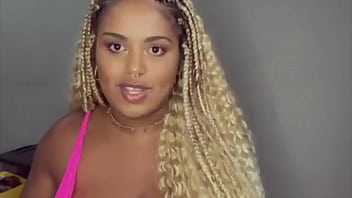 A camgirl folgosa fala um pouco sobre seus conteúdos amadores